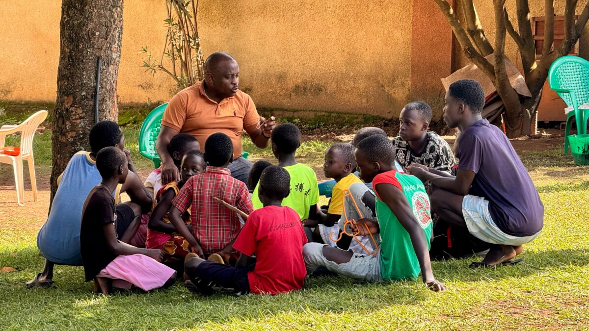 hombre con niños